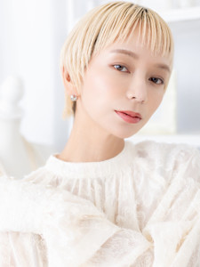 オン眉ホワイトブロンド小顔ショートウルフ　レイヤーショート - mod's hair【モッズヘア】上尾/上尾西口店掲載
