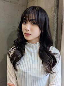 大人可愛いゆる巻きセミロング×透けバング - MANOHARU掲載