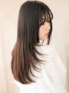 バタフライカット黒髪前下がり顔周りレイヤーロング30代40代