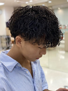 メンズパーマ波巻きツイストスパイラル刈り上げセンターパート - Charm by KENJE掲載