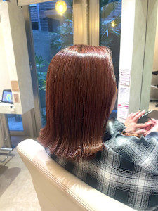 ツヤ溢れるピンクブラウンで上品な大人カラーに