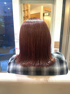 ツヤ溢れるピンクブラウンで上品な大人カラーに