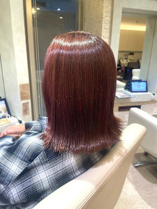 ツヤ溢れるピンクブラウンで上品な大人カラーに