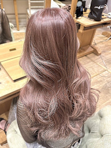 ミルクティーピンクブリーチデザインカラーロングレイヤーカット - Violet掲載