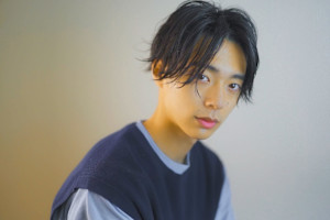 大人ヘアスタイル　ルーズセンター分け