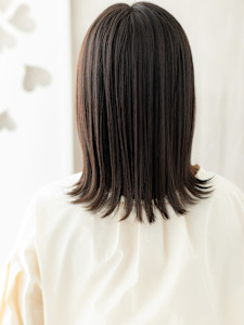 チャコールグレーくびれミディアム小顔クラゲヘアー30代40代