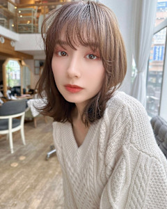 ブリーチなしダブルカラーシルキーベージュミディアム鎖骨ミディ - Violet掲載