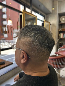 グレイを活かしたローベースフェード — 大人の上品なショート - Lourdes hair design掲載