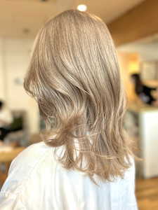ケアブリーチデザインカラーハニーベージュ鎖骨ミディレイヤー - Violet掲載