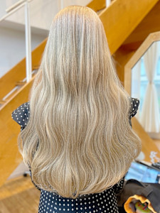 ケアブリーチデザインカラーシアーベージュロングウェーブ巻き髪 - Violet掲載