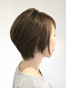 ショートボブ　　　　