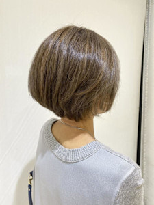 白髪を生かしたカラーリング　束感ショートボブ
