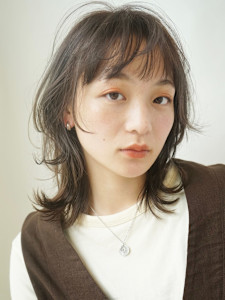 軽質感ウルフ/くびれミディ/動きレイヤー/小顔カット