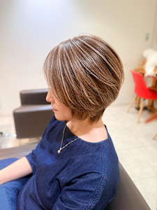 白髪ぼかし細めハイライト30代40代50代セミディ - Mira by KENJE掲載