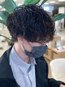 メンズパーマ波巻きツイストスパイラル刈り上げセンターパート - Charm by KENJE掲載