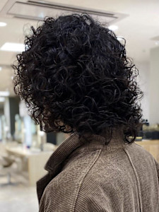 メンズパーマ波巻きツイストスパイラル刈り上げセンターパート - Charm by KENJE掲載