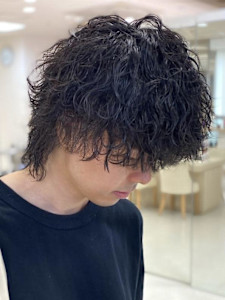 メンズパーマ波巻きツイストスパイラル刈り上げセンターパート - Charm by KENJE掲載