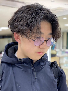 メンズパーマ波巻きツイストスパイラル刈り上げセンターパート - Charm by KENJE掲載