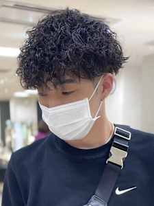 メンズパーマ波巻きツイストスパイラル刈り上げセンターパート - Charm by KENJE掲載