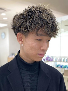 メンズパーマ波巻きツイストスパイラル刈り上げセンターパート - Charm by KENJE掲載