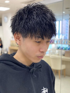 メンズパーマ波巻きツイストスパイラル刈り上げセンターパート - Charm by KENJE掲載