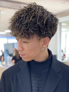 メンズパーマ波巻きツイストスパイラル刈り上げセンターパート - Charm by KENJE掲載