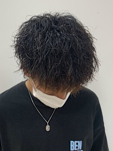 メンズパーマ波巻きツイストスパイラル刈り上げセンターパート - Charm by KENJE掲載