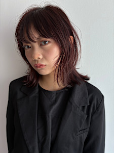 バーガンディー/ミディアムレイヤー/シャギーカット - opus by ambleluxe掲載