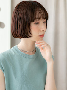 シースルーバングワインレッド小顔切りっぱなしボブ30代40代