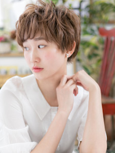 アシンメトリー外国人風耳かけオン眉ショート　ヘーゼルブラウン