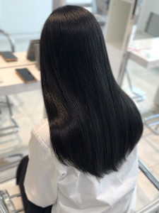 赤みが消えるオリーブグレージュ