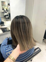 ベージュのバレイヤージュカラー