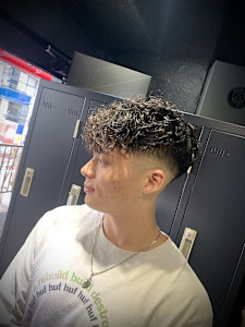 スペインカール×スキンフェード×スパイラルパーマ×メンズ - owl 心斎橋掲載