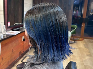 透け感ブルー×ミドルボブ／大人クールカラー