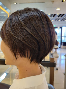 丸み×くびれで“首が細く見える”大人ショート