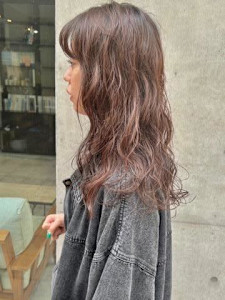 ロングパーマ大人ウェーブピンクラベンダーくすみカラー