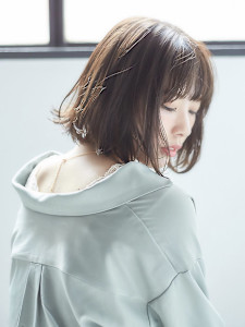 くすみカーキ切りっぱなし外ハネボブ