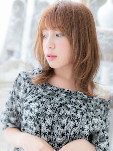 斜めバング外ハネカールミディアムレイヤー　ミディアムレイヤー