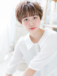 アシンメトリー外国人風耳かけオン眉ショート　ヘーゼルブラウン