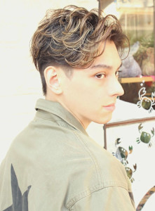 刈り上げセンターパートサーフカールフェザーパーママレットヘア