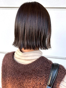 グレージュ ミニボブ 外ハネ 艶カラー 20代 似合わせ