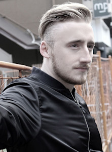 刈り上げセンターパートサーフカールフェザーパーママレットヘア