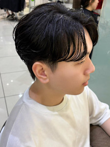 【メンズ】センターパートメンズのためのパーマ