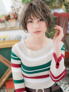 細めハイライト小顔透け感フェザーショート　根本パーマ