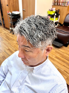 グレイヘアツイストスパイラルパーマ