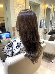 秋のまろやかアッシュグレーで透明感アップ