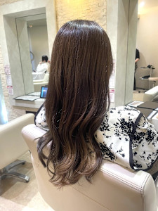 秋のまろやかアッシュグレーで透明感アップ