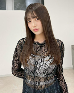 ストレートヘア　ロング　顔まわりレイヤー