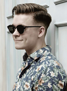 刈り上げセンターパートサーフカールフェザーパーママレットヘア