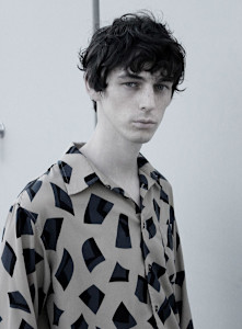 刈り上げセンターパートサーフカールフェザーパーママレットヘア